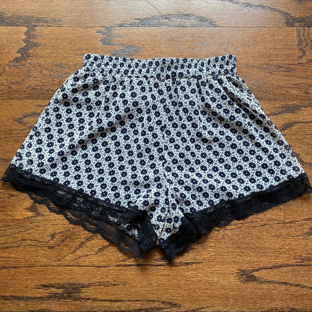 Lush lace trim floral print shorts - Picture 6 of 8